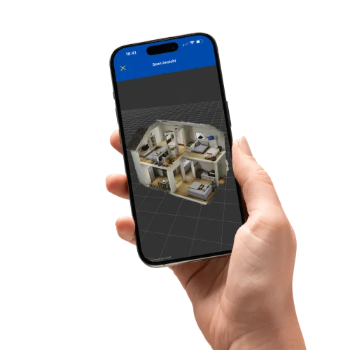 Eine Hand hält ein Smartphone mit einem 3D-Haus-Modell in der BaumaScan-App.