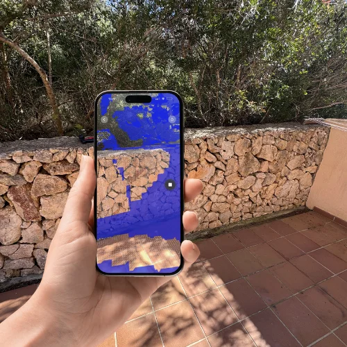 Ein Smartphone erfasst eine Mauer mit der BaumaScan-App.